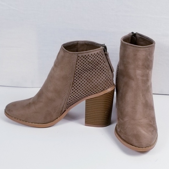 Yoki Replay tan ankle booties! - Picture 2 of 5